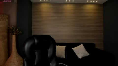 Snapshot of valeriaroldanx chatting on 04-22-26, 10:17 Valeria online show from 04-22-26, 10:17