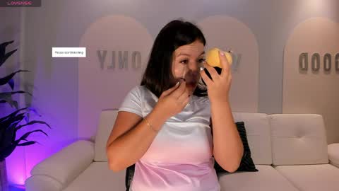 Snapshot of valeriaroldanx chatting on 05-13-26, 10:12 Valeria online show from 05-13-26, 10:12