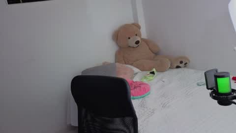 valerihouse_ online show from 06-18-26, 12:55