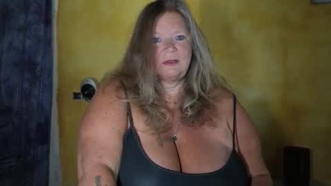Snapshot of vampwoman chatting on 05-16-26, 06:54 vampwoman online show from 05-16-26, 06:54