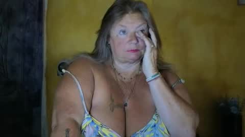 Snapshot of vampwoman chatting on 05-25-26, 08:09 vampwoman online show from 05-25-26, 08:09