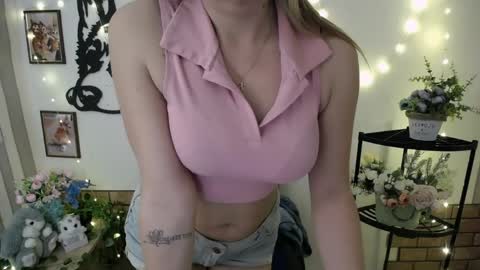 Snapshot of vanessa_joy_ chatting on 04-15-26, 12:12 Vanessa online show from 04-15-26, 12:12