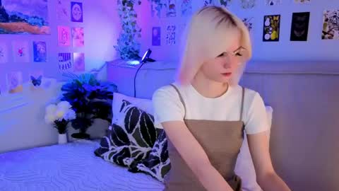 Snapshot of vanessaaustin chatting on 04-17-26, 02:42 Vanessa online show from 04-17-26, 02:42