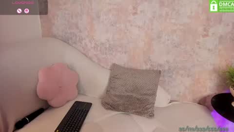 Snapshot of vanessafox__ chatting on 06-19-26, 01:04 V online show from 06-19-26, 01:04