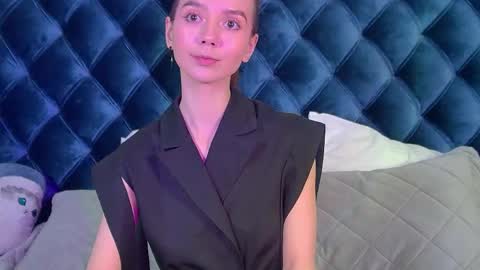 Snapshot of vanessavienne chatting on 04-18-26, 04:11 VanessaVienne online show from 04-18-26, 04:11