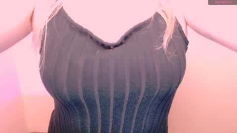 Snapshot of vanillaex_ chatting on 05-22-26, 04:34 Mia online show from 05-22-26, 04:34