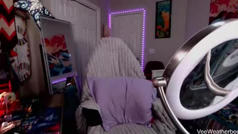 Snapshot of veeweatherbee chatting on 11-07-25, 02:00 Violet Weatherbee online show from 11-07-25, 02:00