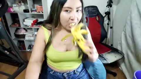 Snapshot of vellarossa chatting on 07-01-26, 04:58 Im VelaI will be Christmas and New Year with my family December 22 to January 13 I will miss you guys. online show from 07-01-26, 04:58