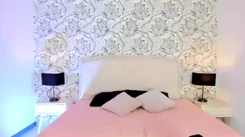 Snapshot of venusandrea29 chatting on 07-12-26, 12:29 Venus online show from 07-12-26, 12:29