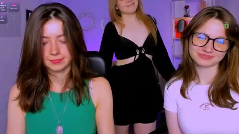 Snapshot of veronica_bubble chatting on 06-23-26, 07:34 Ronni online show from 06-23-26, 07:34