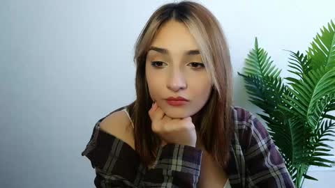 Snapshot of veryveryshygirl chatting on 03-25-26, 01:17 Ana online show from 03-25-26, 01:17