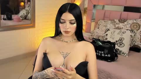 Snapshot of victoriagolden chatting on 01-25-25, 01:43 VICTORIA online show from 01-25-25, 01:43