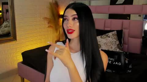 Snapshot of victoriagolden chatting on 02-05-25, 02:29 VICTORIA online show from 02-05-25, 02:29