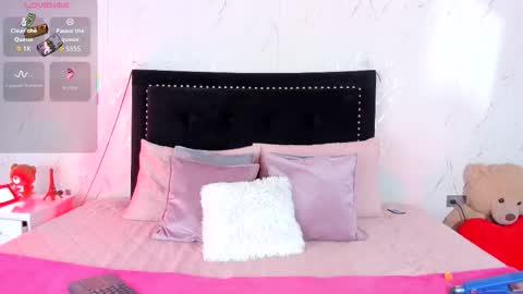 Snapshot of victoriasmithtv chatting on 11-11-25, 12:54 victoriasmithtv online show from 11-11-25, 12:54