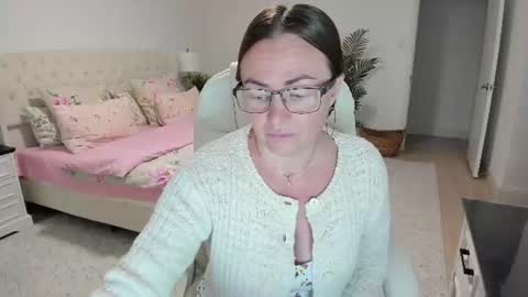 Snapshot of vika7333 chatting on 06-18-26, 10:30 Ukrainian-woman online show from 06-18-26, 10:30