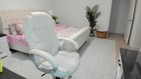 Snapshot of vika7333 chatting on 07-08-26, 11:26 Ukrainian-woman online show from 07-08-26, 11:26
