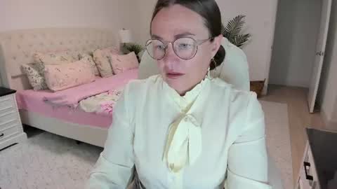 Snapshot of vika7333 chatting on 07-11-26, 12:19 Ukrainian-woman online show from 07-11-26, 12:19