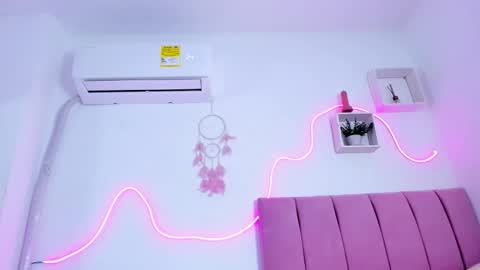 Snapshot of vikoparker chatting on 11-25-25, 03:12 victoria online show from 11-25-25, 03:12