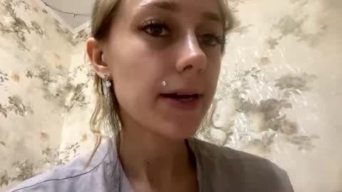 Snapshot of viktoria9898 chatting on 05-15-26, 10:50 Sweett online show from 05-15-26, 10:50