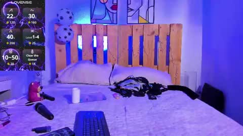 Snapshot of violet_jonesss chatting on 06-30-26, 05:36 Violet Jones online show from 06-30-26, 05:36
