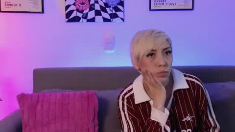 Snapshot of violettgrey_ chatting on 06-22-26, 01:18 Violet online show from 06-22-26, 01:18