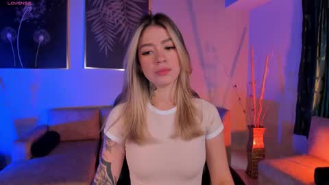 Snapshot of violetthansson chatting on 12-17-25, 06:47 Violett online show from 12-17-25, 06:47