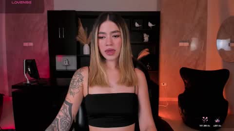 Snapshot of violetthansson chatting on 03-25-26, 07:31 Violett online show from 03-25-26, 07:31