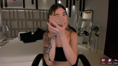 Snapshot of violetthansson chatting on 03-27-26, 11:21 Violett online show from 03-27-26, 11:21