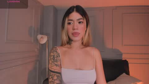 Snapshot of violetthansson chatting on 04-15-26, 09:27 Violett online show from 04-15-26, 09:27