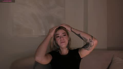 Snapshot of violetthansson chatting on 05-18-26, 11:38 Violett online show from 05-18-26, 11:38