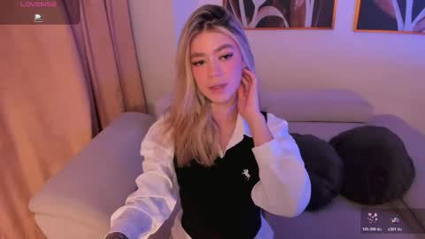 Snapshot of violetthansson chatting on 05-30-26, 10:01 Violett online show from 05-30-26, 10:01