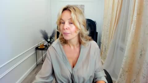 Snapshot of vivianlirei chatting on 06-19-26, 04:39 Sinti online show from 06-19-26, 04:39