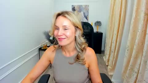 Snapshot of vivianlirei chatting on 06-29-26, 10:15 Sinti online show from 06-29-26, 10:15
