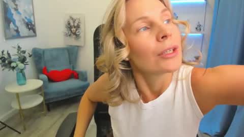 Snapshot of vivianlirei chatting on 07-13-26, 09:45 Sinti online show from 07-13-26, 09:45