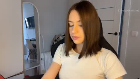 Snapshot of vx_arina chatting on 06-19-26, 11:47 Arina online show from 06-19-26, 11:47