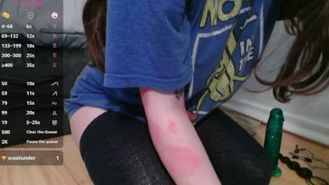 Snapshot of wacky_weirdo chatting on 04-08-26, 05:29 Rose online show from 04-08-26, 05:29