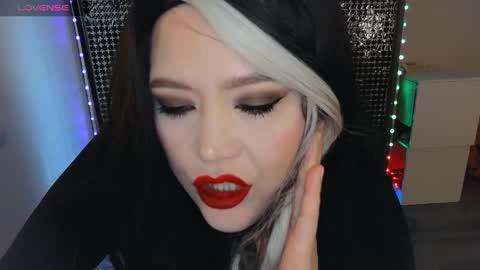 Laura  online show from 04-15-26, 07:54