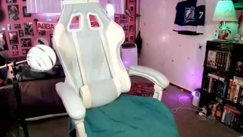 Snapshot of wolfie_777 chatting on 06-19-26, 09:51 Wolfie online show from 06-19-26, 09:51