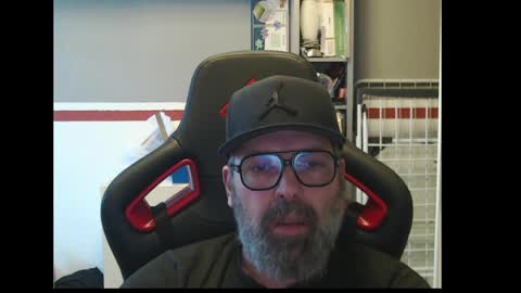 Snapshot of womenizzeer chatting on 04-18-26, 09:24 Adam online show from 04-18-26, 09:24