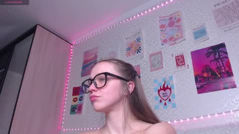 Snapshot of wrathbabe chatting on 05-11-26, 02:45 Bella online show from 05-11-26, 02:45