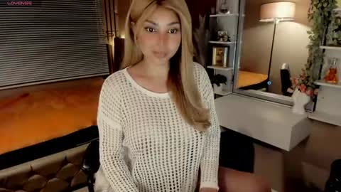 Snapshot of xhey_honeyx chatting on 07-13-26, 03:42 hey honey online show from 07-13-26, 03:42