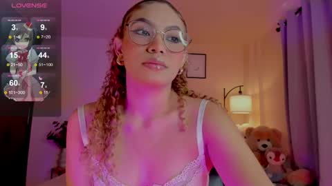 Snapshot of ximena_sotto1 chatting on 06-08-26, 07:25 camila online show from 06-08-26, 07:25