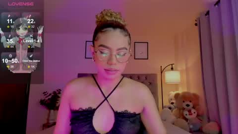 Snapshot of ximena_sotto1 chatting on 06-15-26, 07:05 camila online show from 06-15-26, 07:05