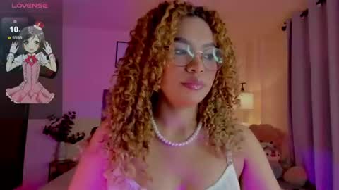 Snapshot of ximena_sotto1 chatting on 06-26-26, 08:35 camila online show from 06-26-26, 08:35