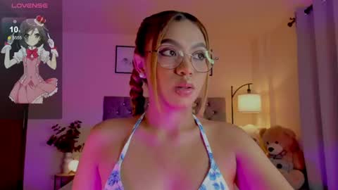 Snapshot of ximena_sotto1 chatting on 07-10-26, 09:06 camila online show from 07-10-26, 09:06