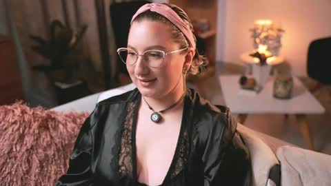 Snapshot of ximenna_cruz_ chatting on 06-01-26, 11:34 Xime Independent Artist online show from 06-01-26, 11:34