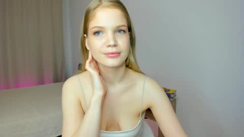 Snapshot of xloe_queen chatting on 04-21-26, 09:59 Chloe online show from 04-21-26, 09:59