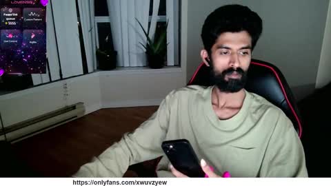 Snapshot of xwuvzyew chatting on 01-01-25, 12:43 x online show from 01-01-25, 12:43