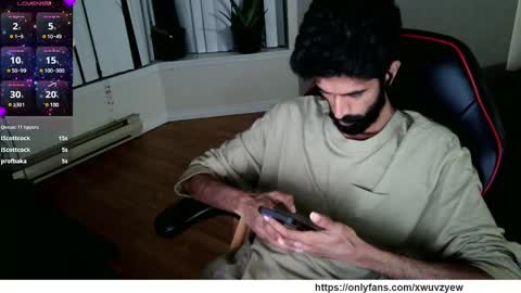 Snapshot of xwuvzyew chatting on 01-01-25, 06:47 x online show from 01-01-25, 06:47