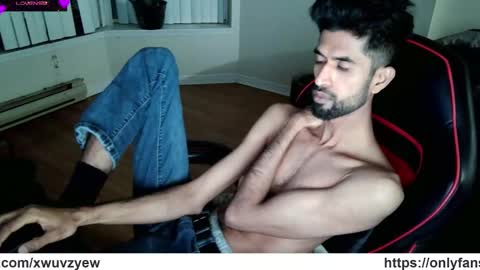 Snapshot of xwuvzyew chatting on 01-20-25, 02:01 x online show from 01-20-25, 02:01